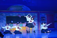 エビ中によるライブパフォーマンスの様子。