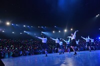 エビ中によるライブパフォーマンスの様子。