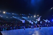 エビ中によるライブパフォーマンスの様子。