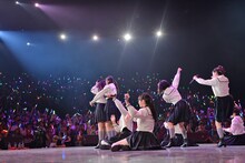 エビ中によるライブパフォーマンスの様子。