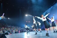 エビ中によるライブパフォーマンスの様子。