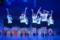 エビ中によるライブパフォーマンスの様子。