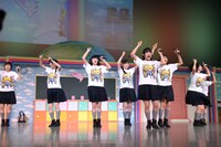 エビ中によるライブパフォーマンスの様子。