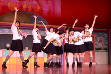 エビ中によるライブパフォーマンスの様子。