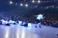 エビ中によるライブパフォーマンスの様子。