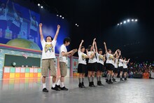 観客の声援に応える流れ星＆エビ中。