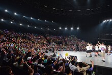 観客の声援に応えるエビ中＆流れ星。