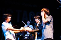 サプライズケーキがが運びこまれる様子。（撮影：浜野カズシ）