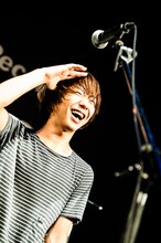 サプライズの誕生日祝いに喜ぶ八木優樹。（撮影：浜野カズシ）