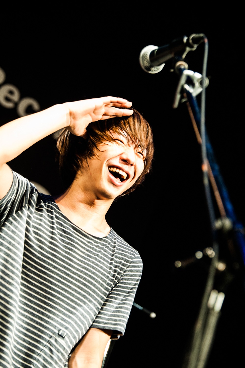 サプライズの誕生日祝いに喜ぶ八木優樹。（撮影：浜野カズシ）