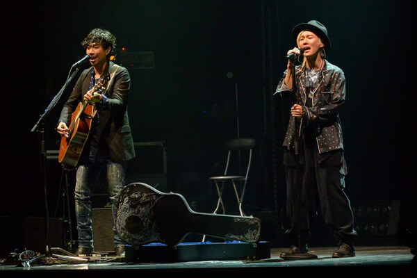 吉田山田「555ツアー～東京ファイナルファンタジー / 吉田山田全曲ライブ～」の様子。