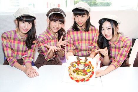 メンバー考案のスイーツ・ニューヨークレープをアピールする渡辺亜紗美、関根優那、島崎莉乃、鈴木友梨耶。