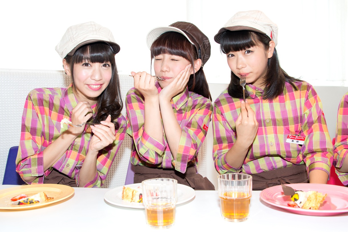 左から渡辺亜紗美、関根優那、島崎莉乃。