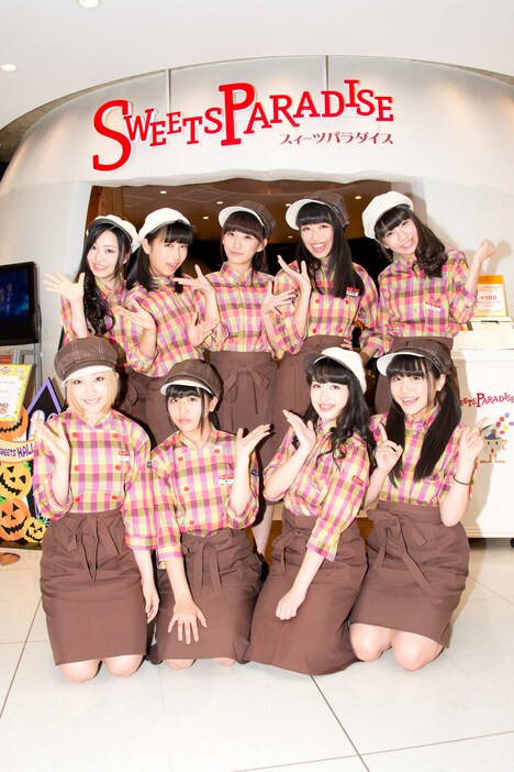 SWEETS PARADDISEにて記念撮影するCheeky Parade。