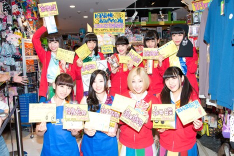 ヴィレッジヴァンガードの“チキパ棚”前で記念撮影するCheeky Parade。