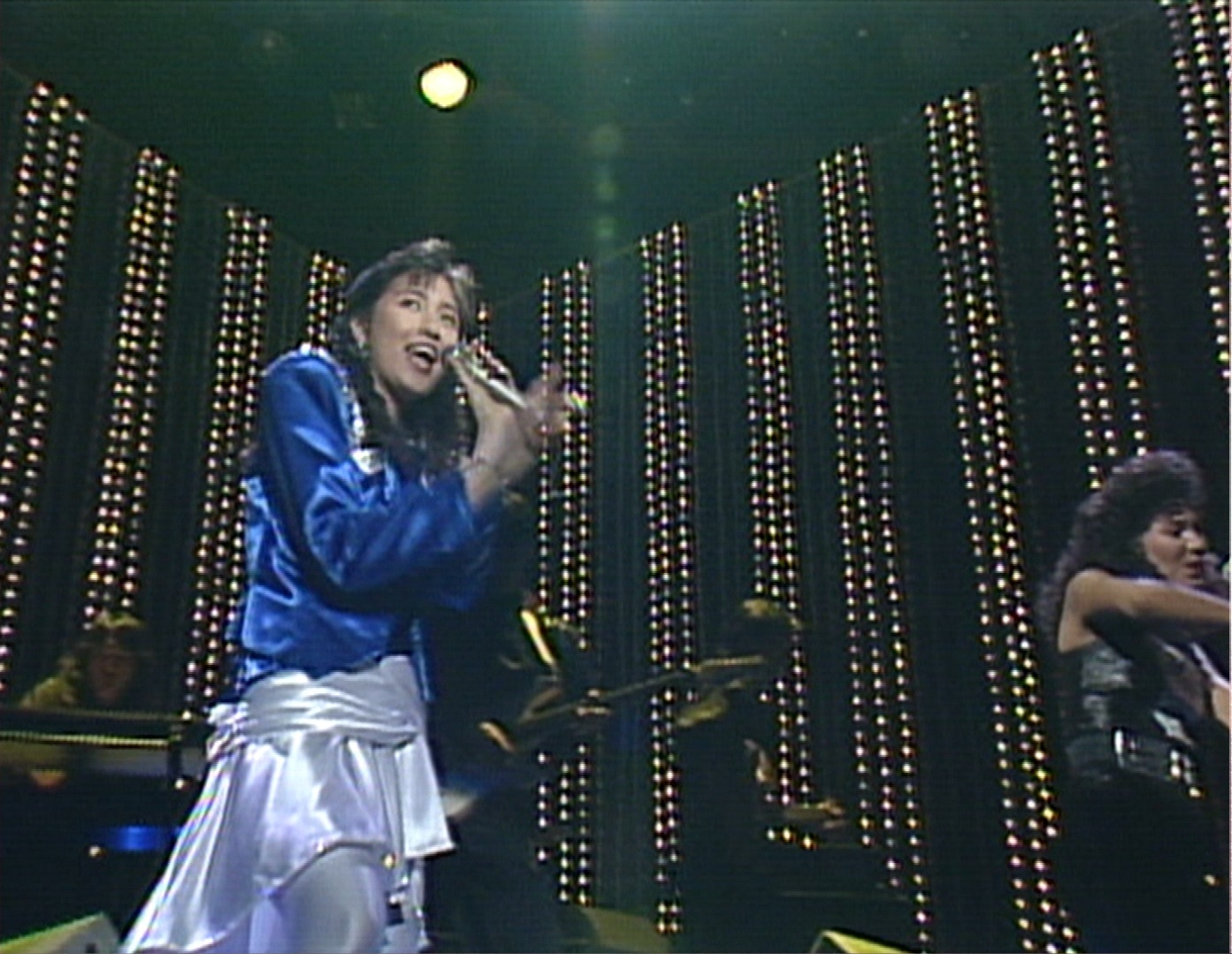 菊池桃子「30th anniversary 菊池桃子 in トップテン -日本テレビ秘蔵映像集-」のワンシーン。 (c) NTV
