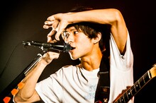 ヤマサキセイヤ（Vo, G / キュウソネコカミ）（撮影：浜野カズシ）