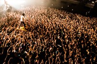 “筋斗雲”に乗るヤマサキセイヤ。（撮影：浜野カズシ）