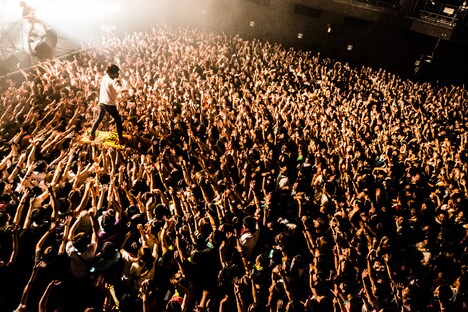 “筋斗雲”に乗るヤマサキセイヤ。（撮影：浜野カズシ）