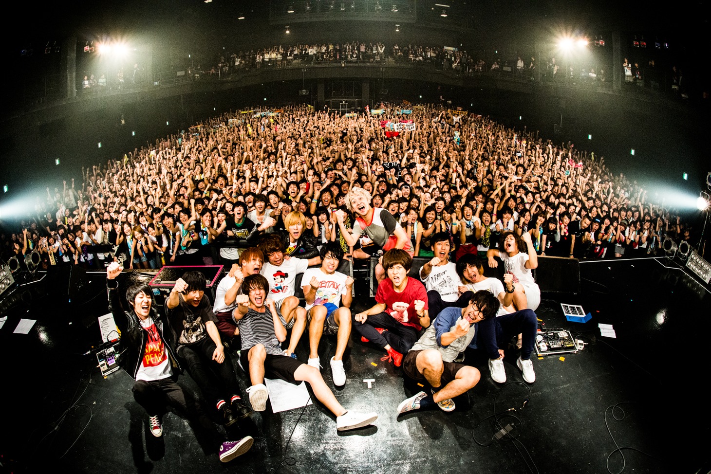 「ビクターロック祭り番外編～Getting Better presents "MUSIC TAGS vol.2"～バンド戦国時代～」での集合写真。（撮影：浜野カズシ）