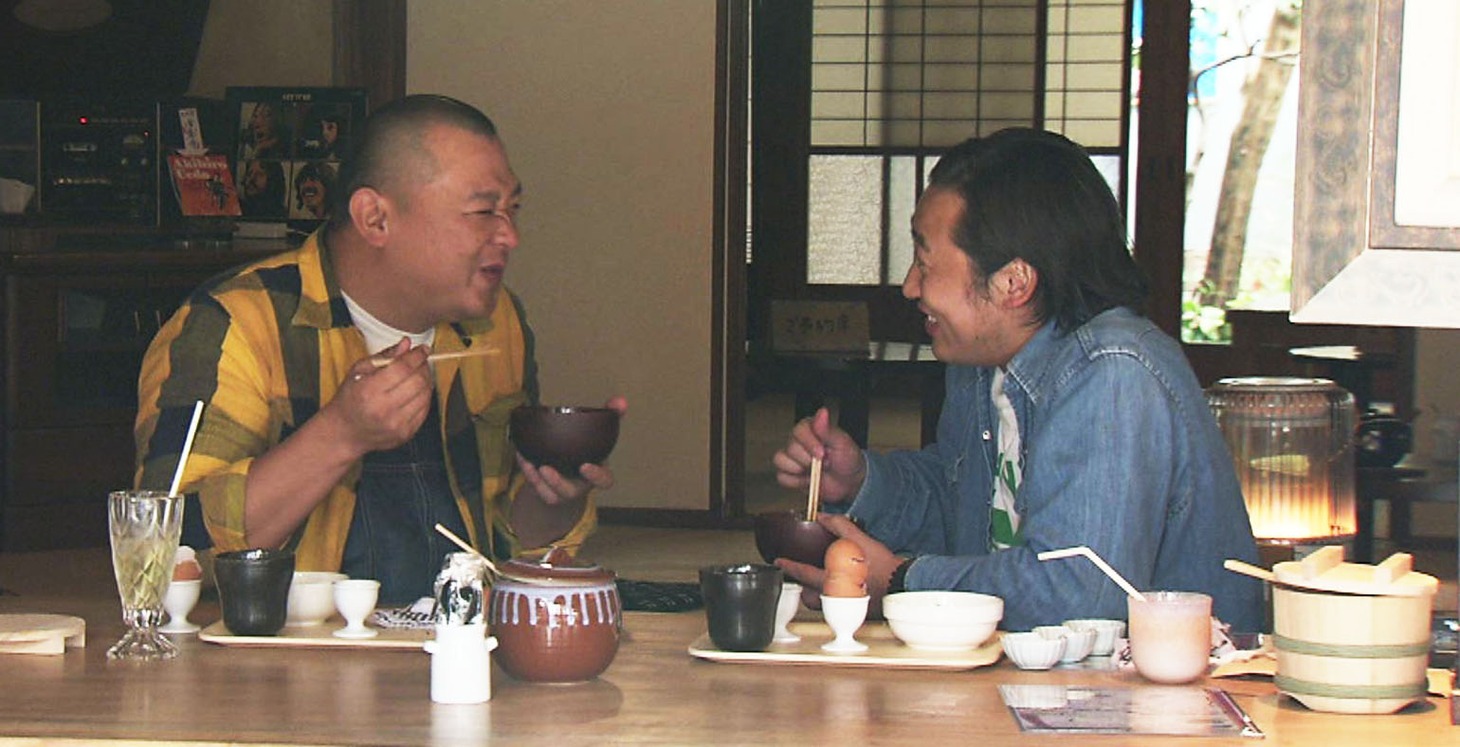 左から、TKO木下、ロバート秋山。