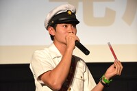 ライブ前に登場した細身のシャイボーイ。 (c)2014「日々ロック」製作委員会 (c)榎屋克優 / 集英社