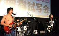 ザ・ロックンロールブラザーズのライブの様子。 (c)2014「日々ロック」製作委員会 (c)榎屋克優 / 集英社