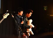 ザ・ロックンロールブラザーズのライブでコーラスをする古舘佑太郎（左）と蛭子能収（右）。  (c)2014「日々ロック」製作委員会 (c)榎屋克優 / 集英社