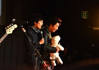 ザ・ロックンロールブラザーズのライブでコーラスをする古舘佑太郎（左）と蛭子能収（右）。  (c)2014「日々ロック」製作委員会 (c)榎屋克優 / 集英社