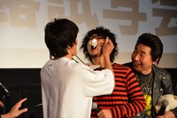 野村周平から岡本啓佑へのケーキバイト。 (c)2014「日々ロック」製作委員会 (c)榎屋克優 / 集英社