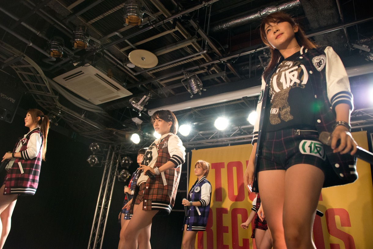アップアップガールズ（仮）「勝負の11月4日に向けて…渋谷タワレコB1決戦」の様子。