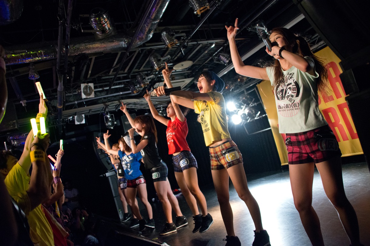 アップアップガールズ（仮）「勝負の11月4日に向けて…渋谷タワレコB1決戦」の様子。