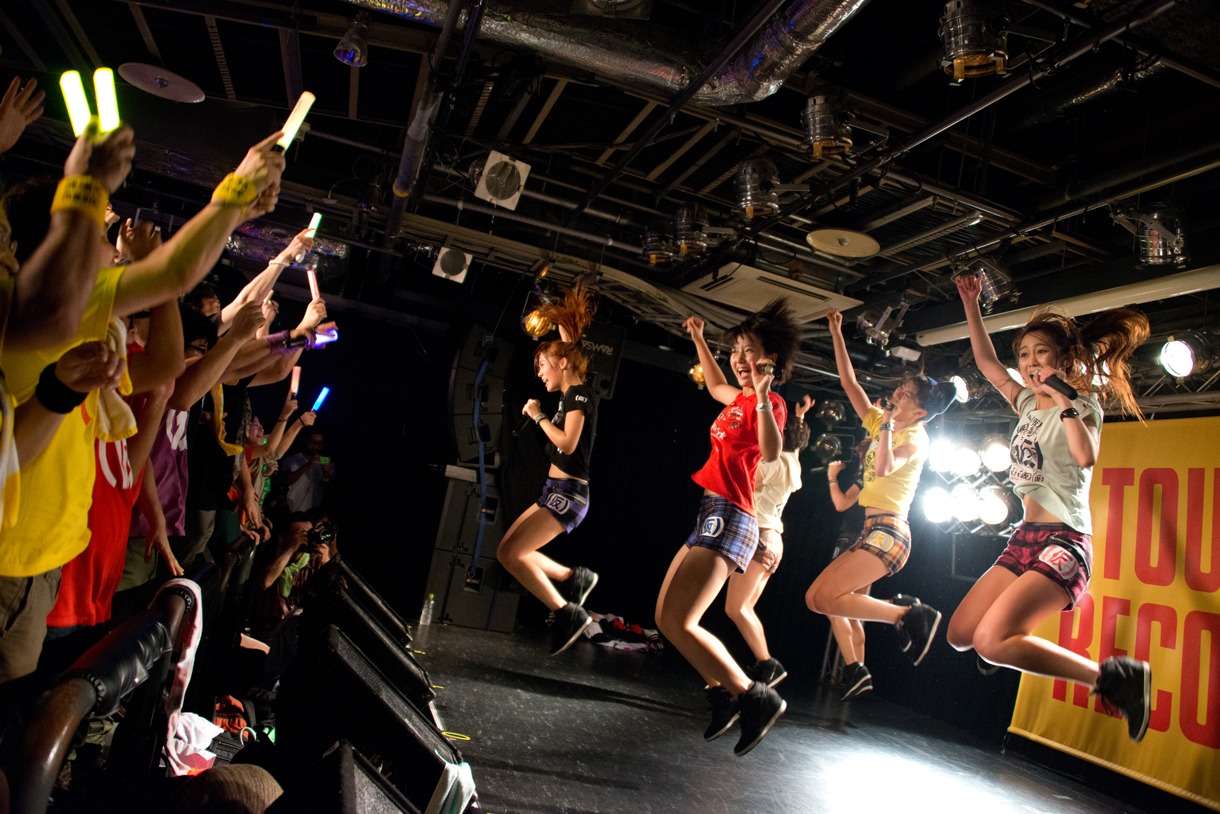 アップアップガールズ（仮）「勝負の11月4日に向けて…渋谷タワレコB1決戦」の様子。