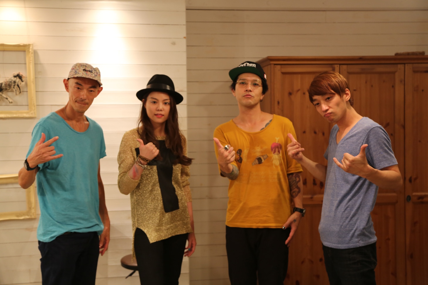 左からアイニ、THE SxPLAY、日向秀和、waka。