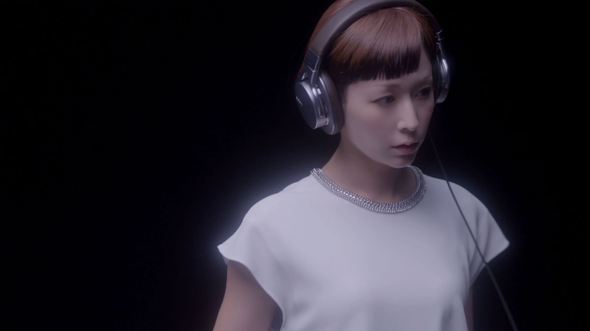 ソニー「ウォークマン」の新CM「禁断のWALKMAN篇」のワンシーン。