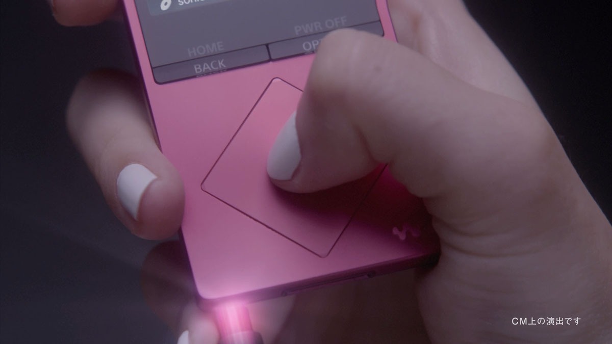ソニー「ウォークマン」の新CM「禁断のWALKMAN篇」のワンシーン。