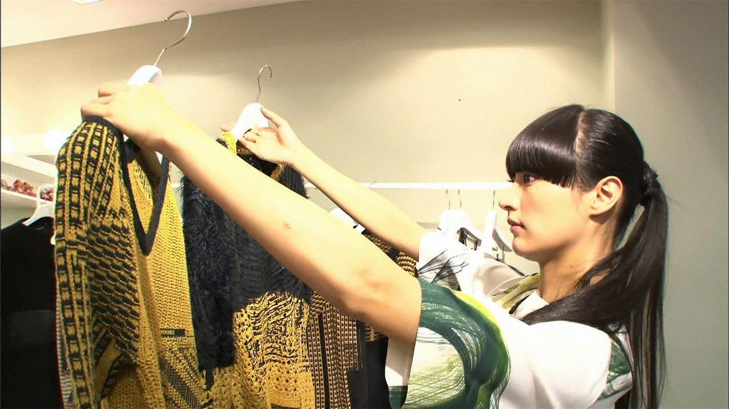 表参道で洋服を選ぶシシド・カフカ。(c)フジテレビ
