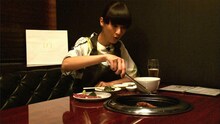 1人焼き肉を楽しむシシド・カフカ。(c)フジテレビ