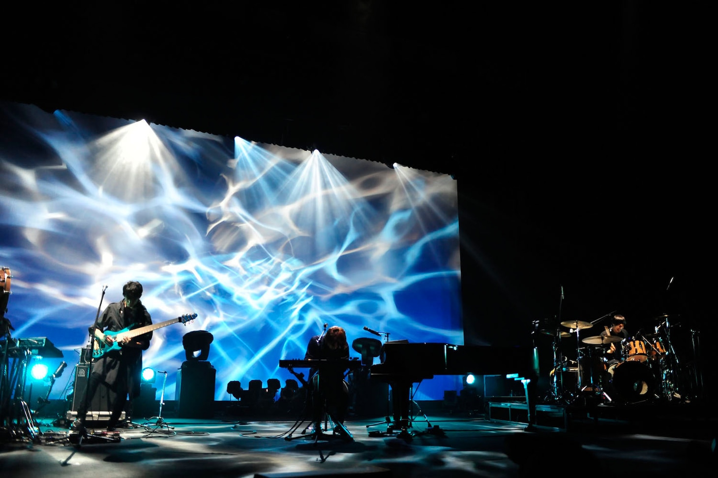 WEAVER「WEAVER "ID" TOUR 2014『Leading Ship』」渋谷公会堂公演の様子。