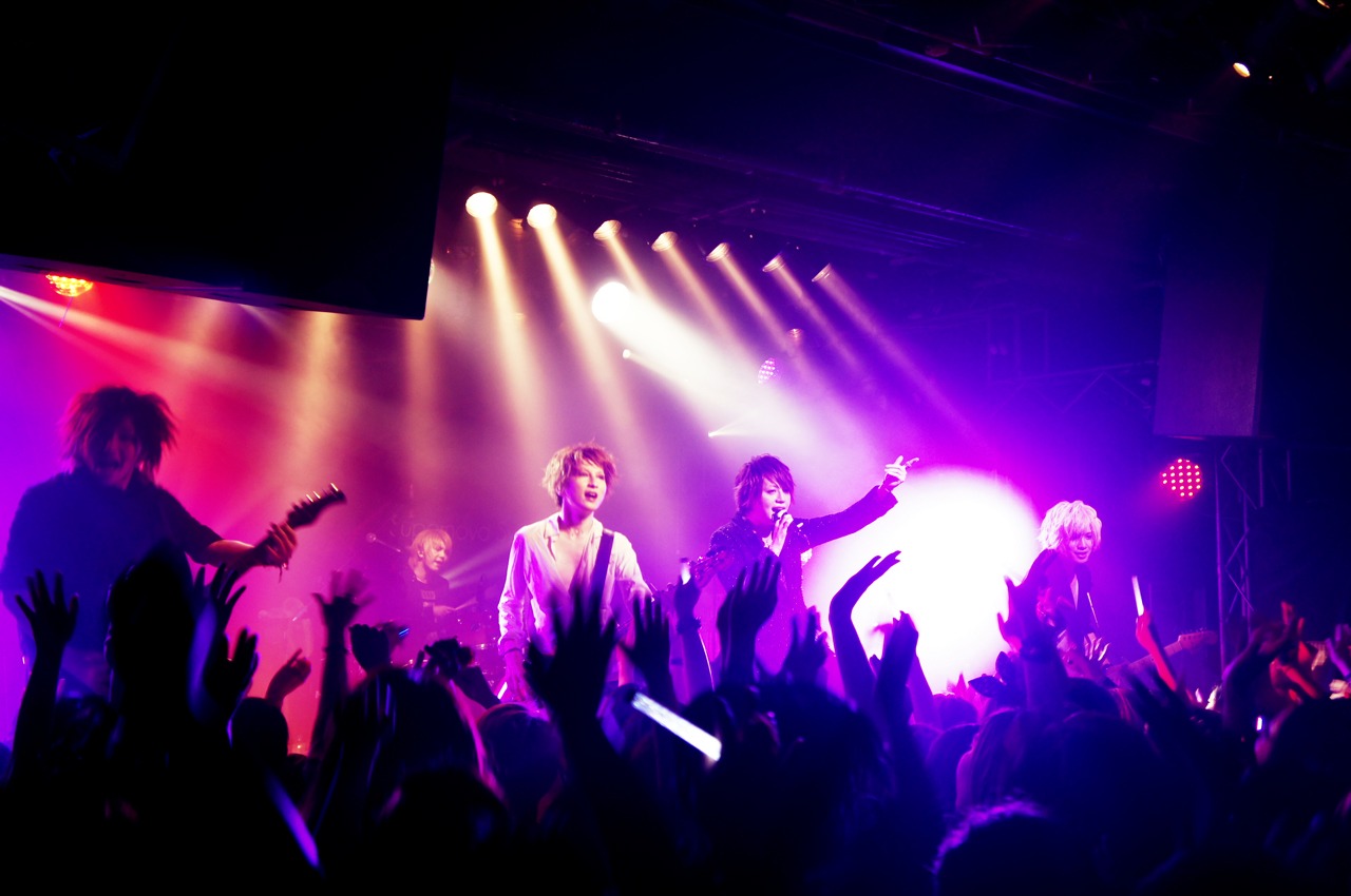 7月5日に韓国・Rolling Hallで行われたツアーファイナルの模様。