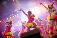 仮面女子によるミニライブの様子。