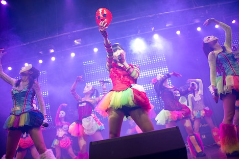 仮面女子によるミニライブの様子。