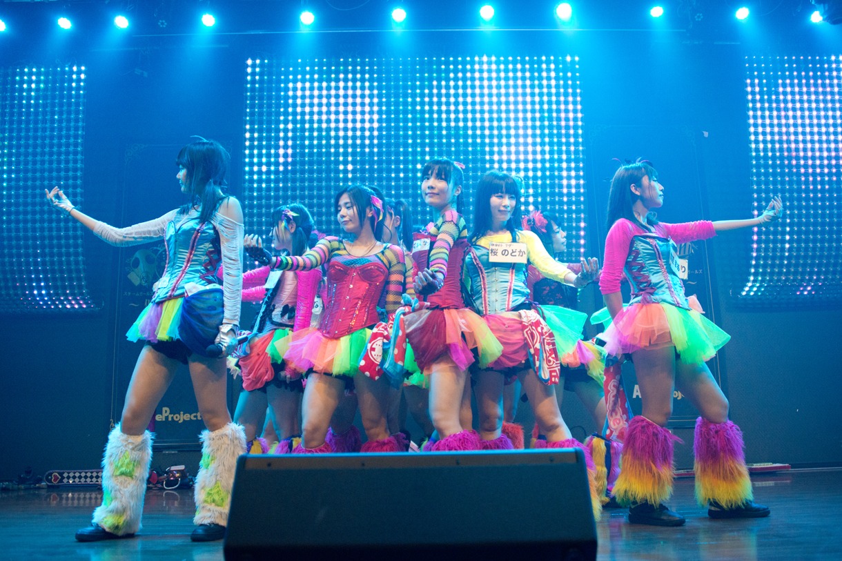 仮面女子によるミニライブの様子。