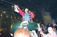 「夏だね☆」にあわせて登場しゴムボートに乗り込むスギちゃん。