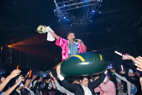 「夏だね☆」にあわせて登場しゴムボートに乗り込むスギちゃん。