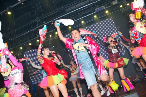 仮面女子と一緒にパフォーマンスに臨むスギちゃん（中央）。