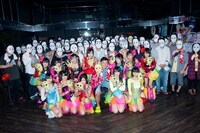 仮面女子とスギちゃんによる記念撮影の様子。