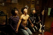 野村周平（中央）、前野朋哉（右）、岡本啓佑（左）演じる劇中バンドのザ・ロックンロールブラザーズ。