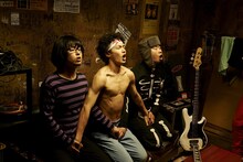 野村周平（中央）、前野朋哉（右）、岡本啓佑（左）演じる劇中バンドのザ・ロックンロールブラザーズ。