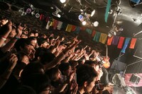 フロアに倒れこむ竹尾典明（G）。（Photo by Taku Fujii）